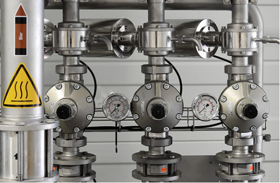 集中進行供熱熱源主要包括公司熱電聯產的電廠、集中鍋爐房、工業企業與其他余熱、地熱、核能、太陽能、熱泵等，亦可是由幾種不同熱源共同發展組成的多熱源聯合供熱管理系統